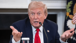 Il dollaro risale ai massimi da fine luglio con il protagonismo di Trump in politica estera