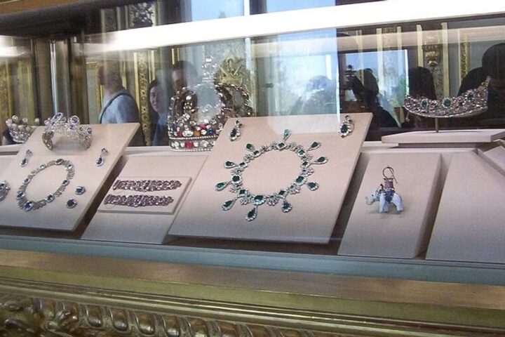 Gioelli rubati al Louvre