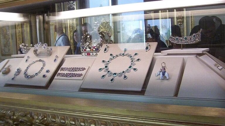 Gioelli rubati al Louvre