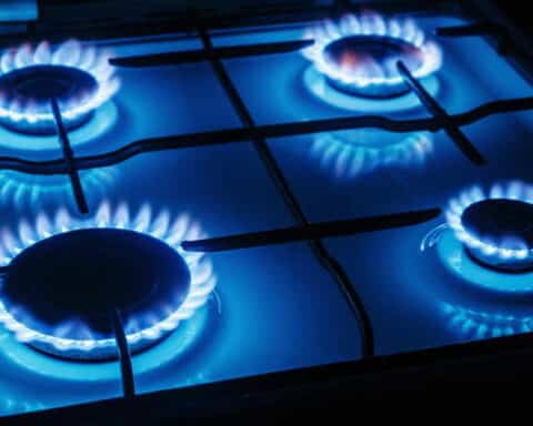 Bolletta del gas poco reattiva al crollo della materia prima