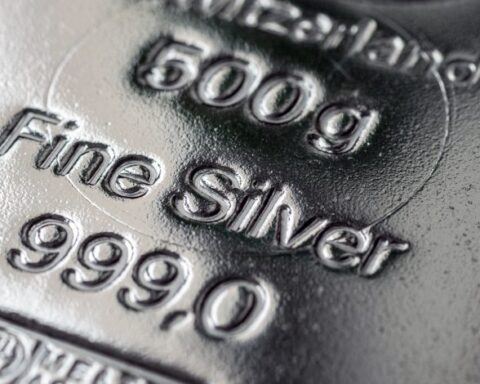 Prezzo dell'argento supera il petrolio