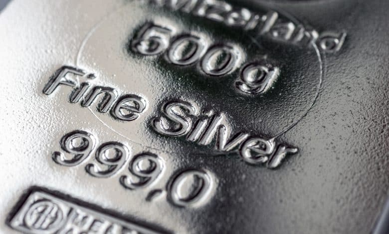 Prezzo dell'argento supera il petrolio