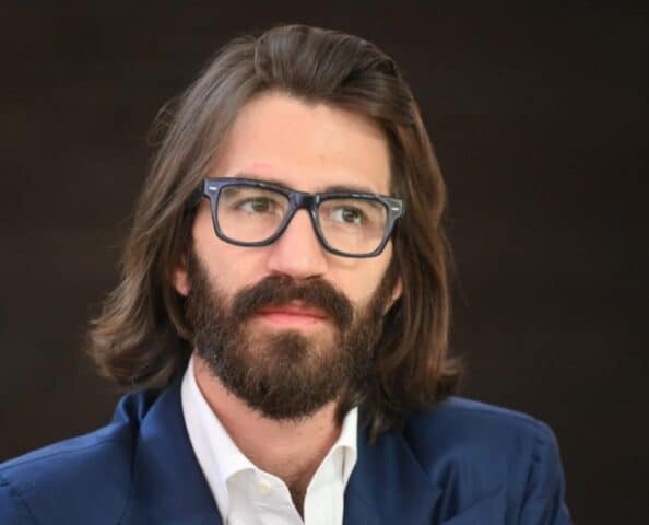 Delfin in mano a Leonardo Maria Del Vecchio?