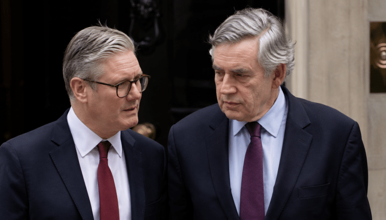 Il ritorno di Gordon Brown con la crisi nera di Keir Starmer