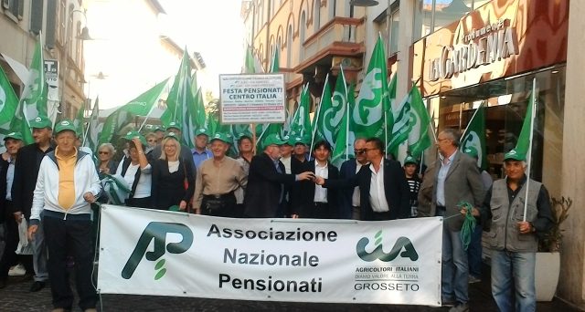 Sono ancora ferme a 515 euro le pensioni minime, nessun intervento nella legge di bilancio per il 2021. Le proteste di Anp-Cia.